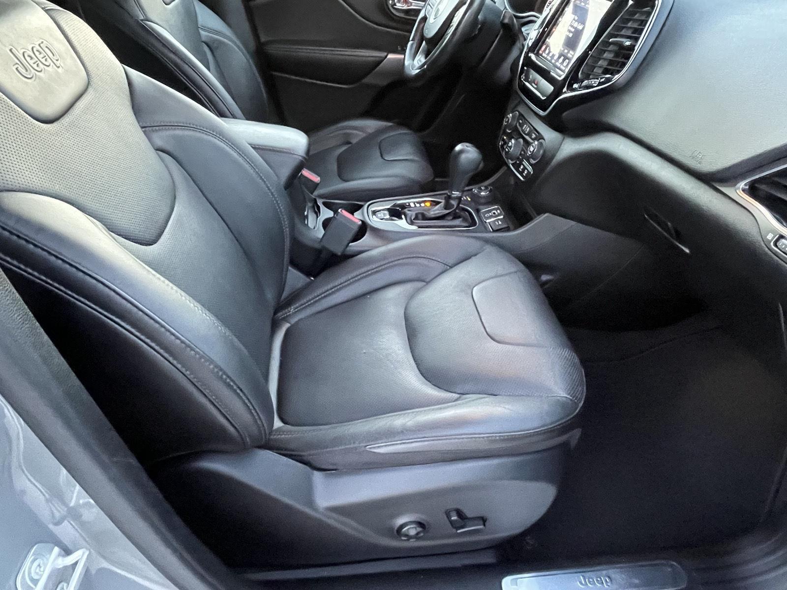 Vehicle photo 18