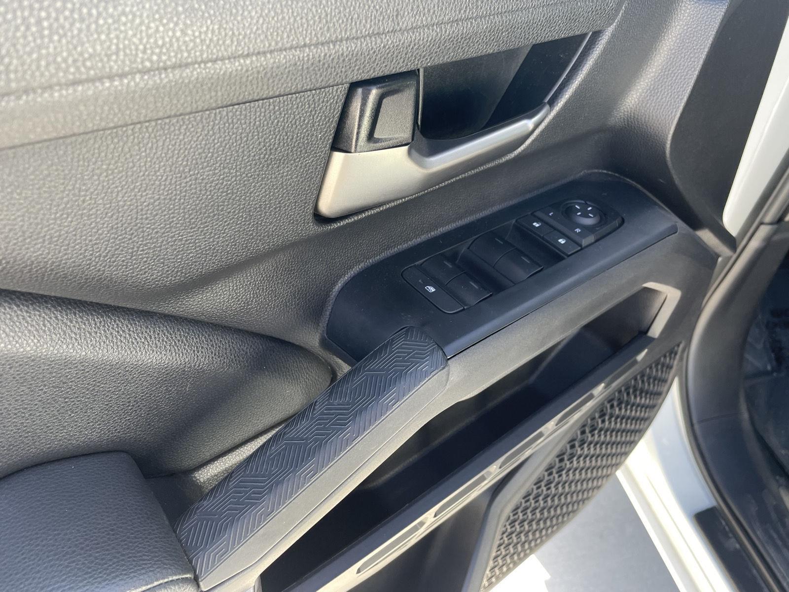 Vehicle photo 12