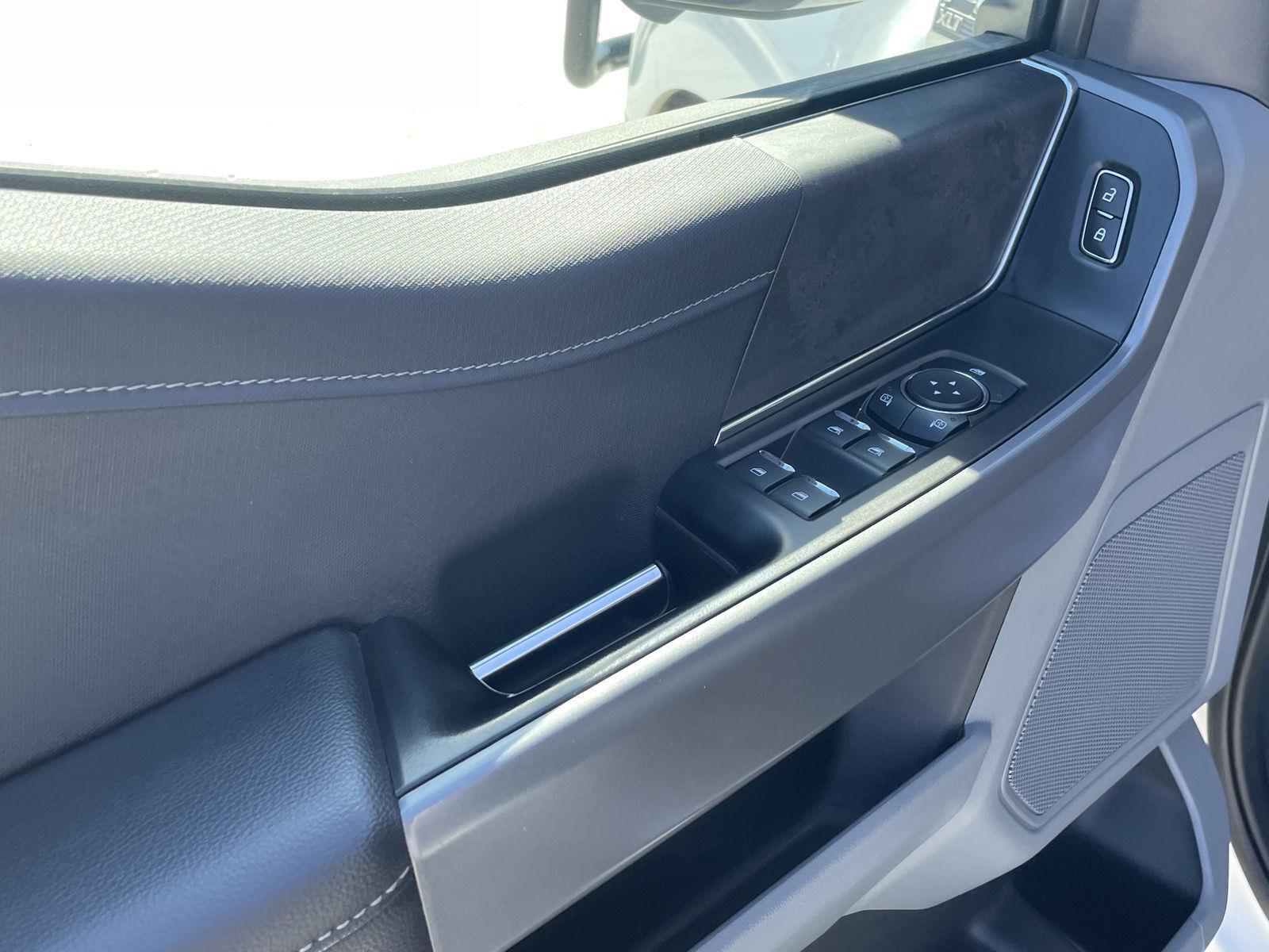 Vehicle photo 11