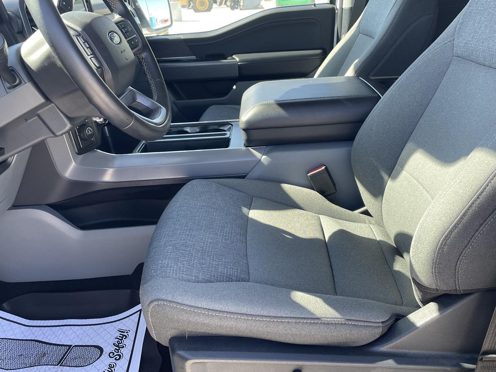 Vehicle photo 12