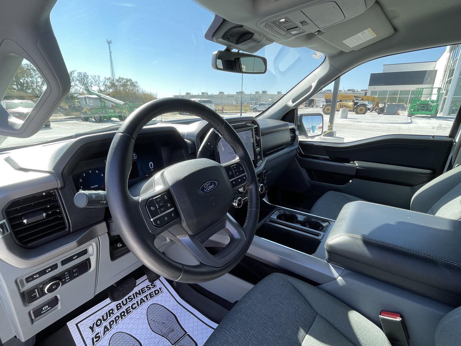 Vehicle photo 13