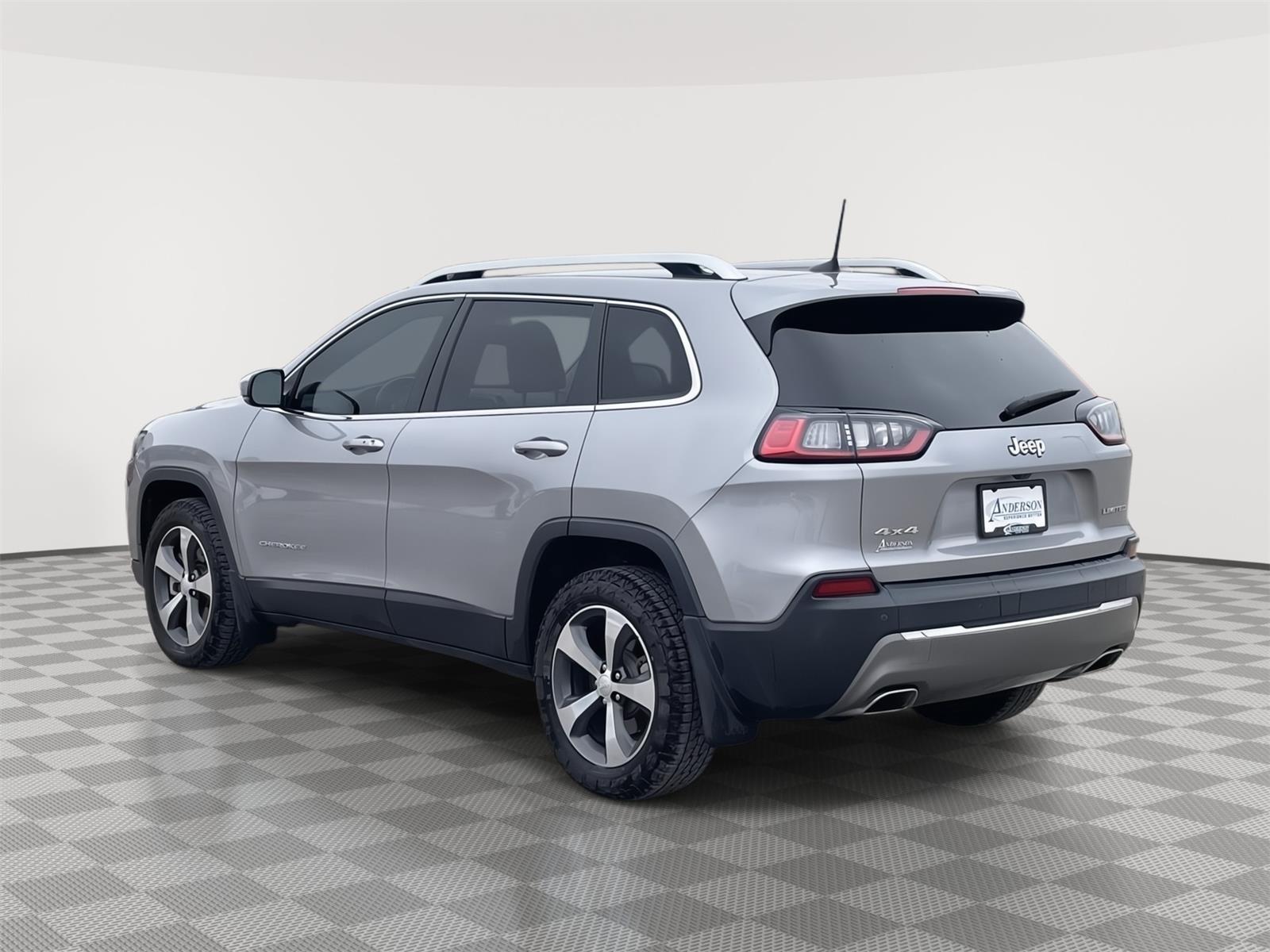 Vehicle photo 4