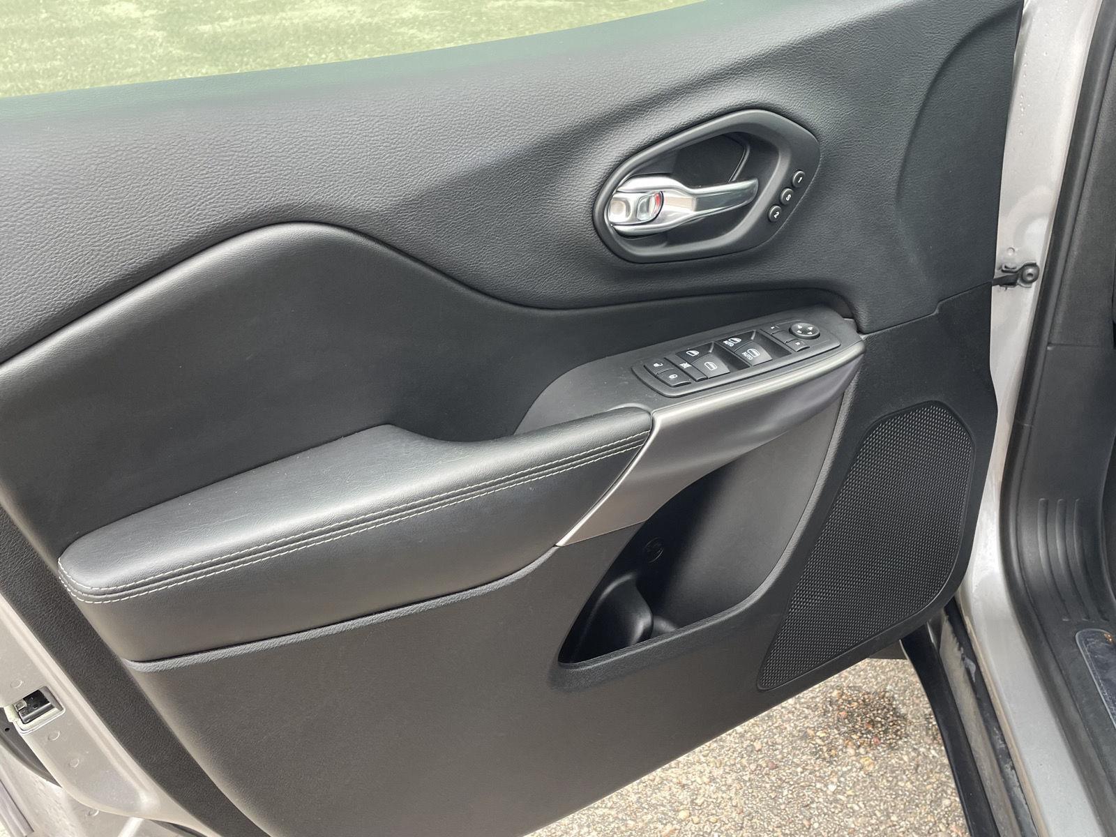 Vehicle photo 12