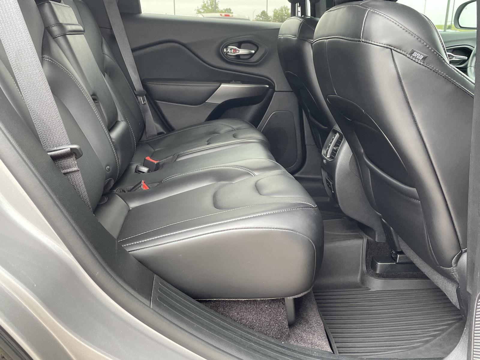 Vehicle photo 18