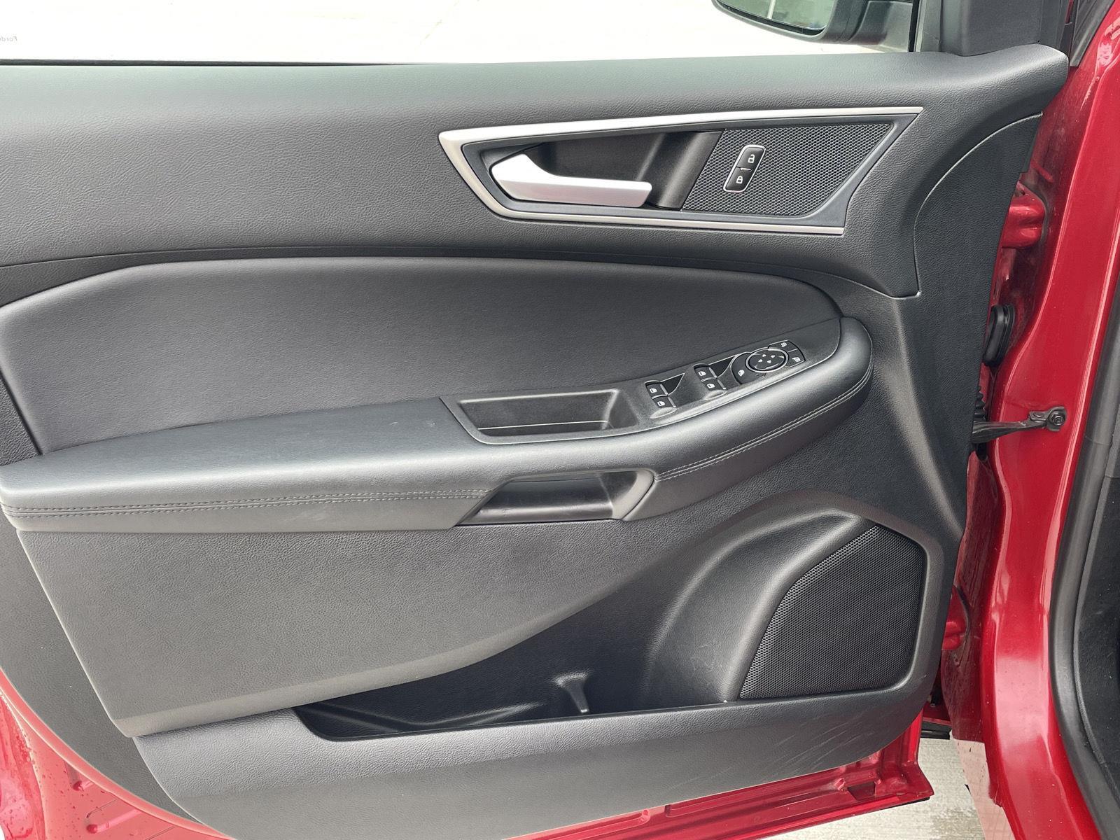 Vehicle photo 12