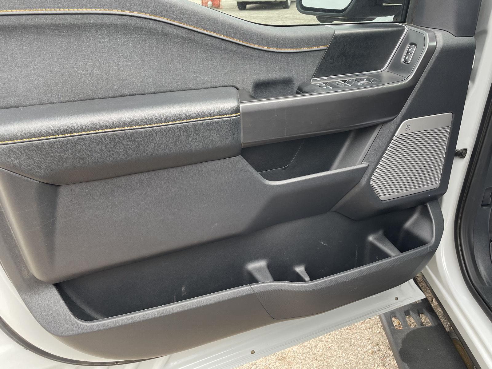 Vehicle photo 12