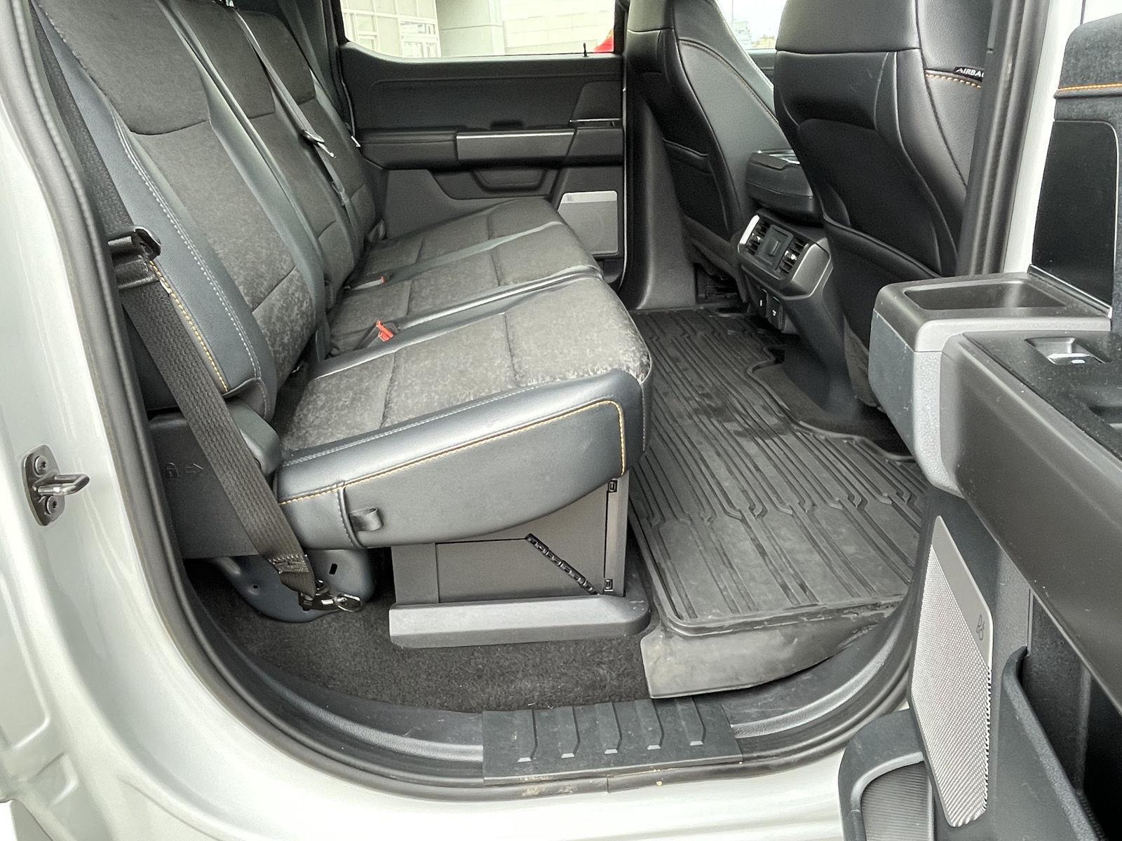 Vehicle photo 19
