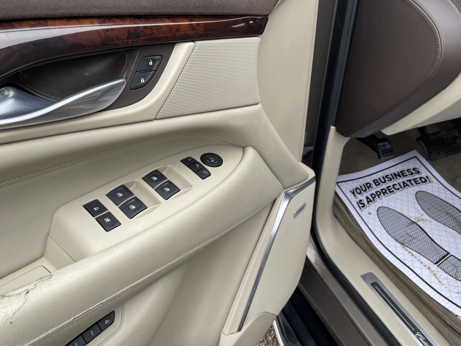 Vehicle photo 12