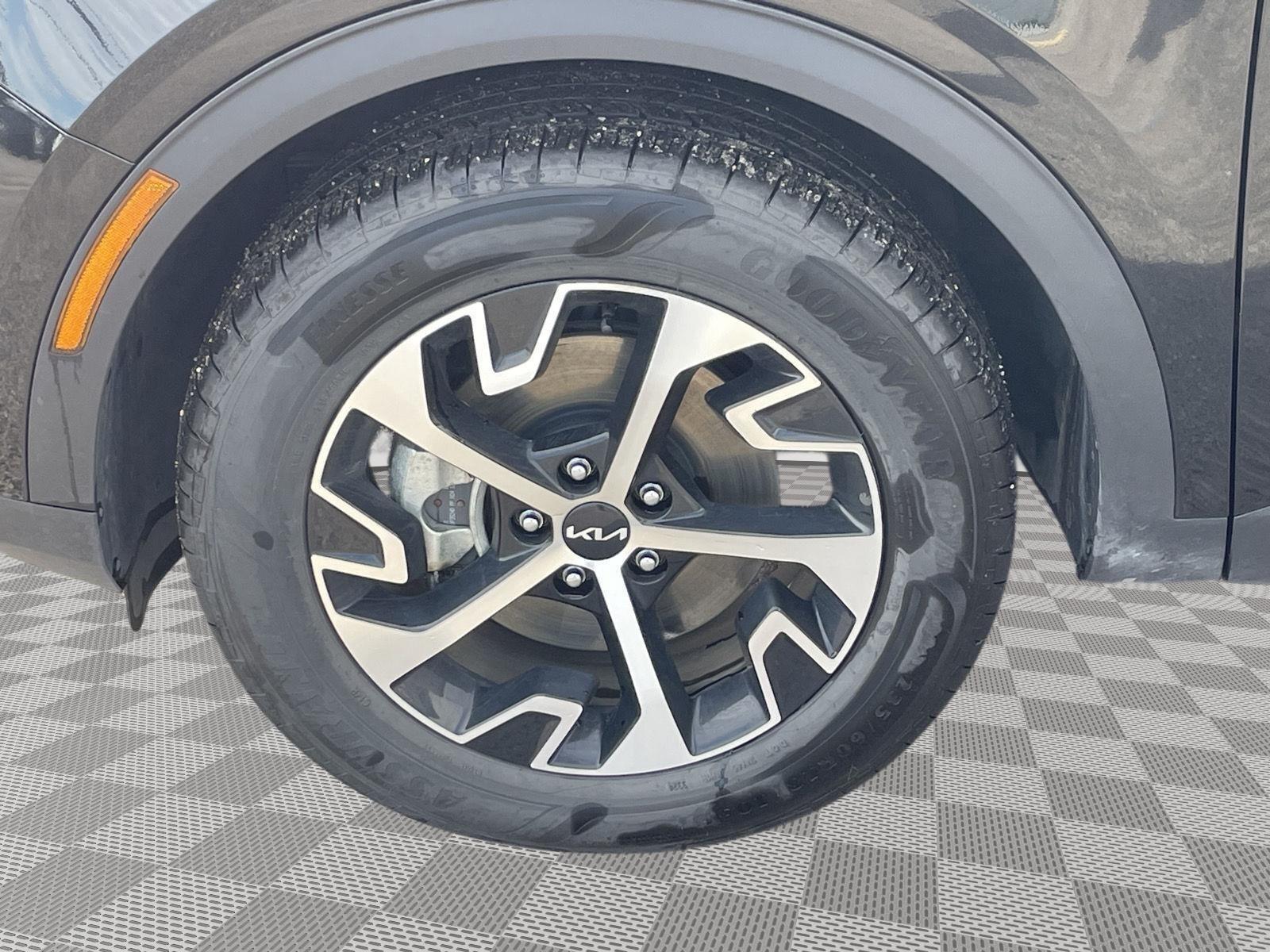 Vehicle photo 10