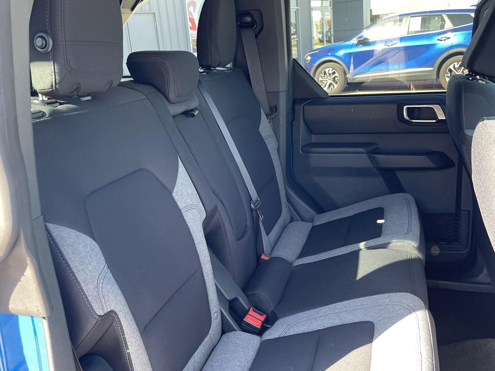 Vehicle photo 19