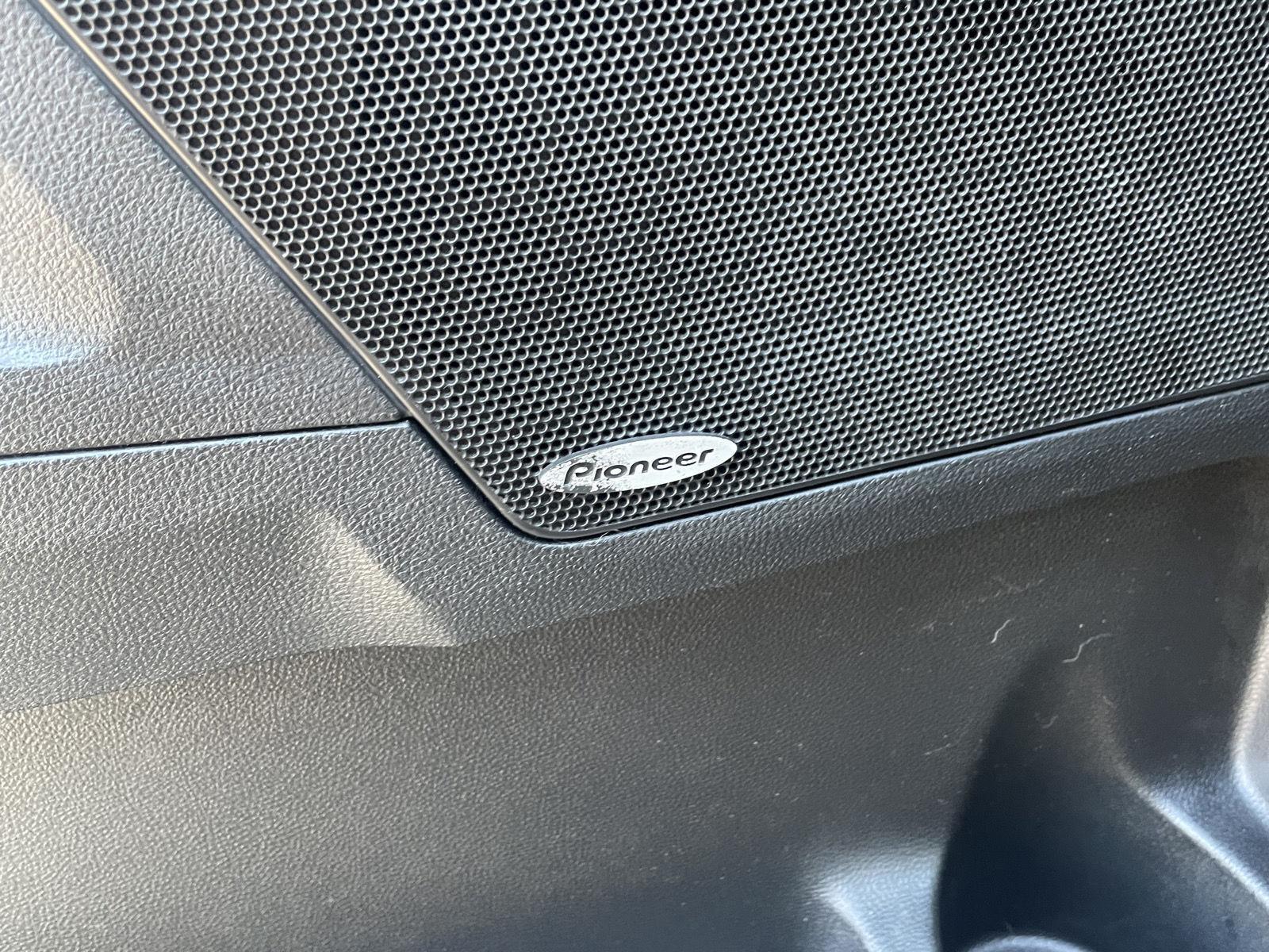 Vehicle photo 14