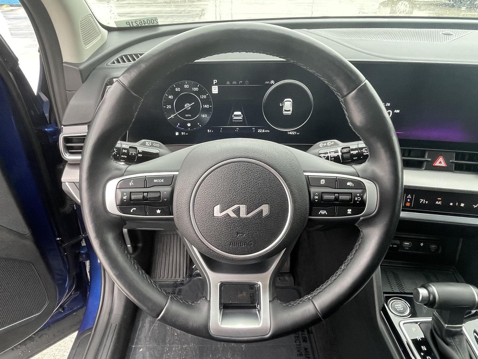 Vehicle photo 13