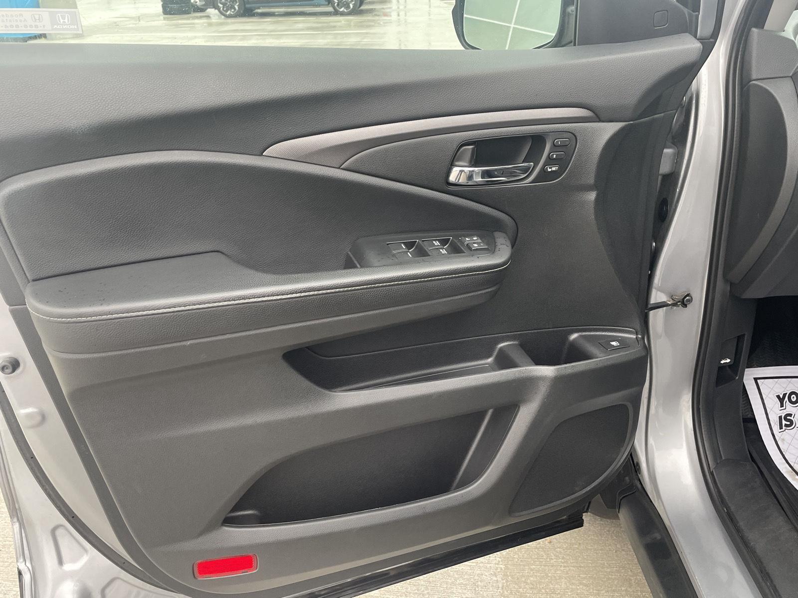 Vehicle photo 11