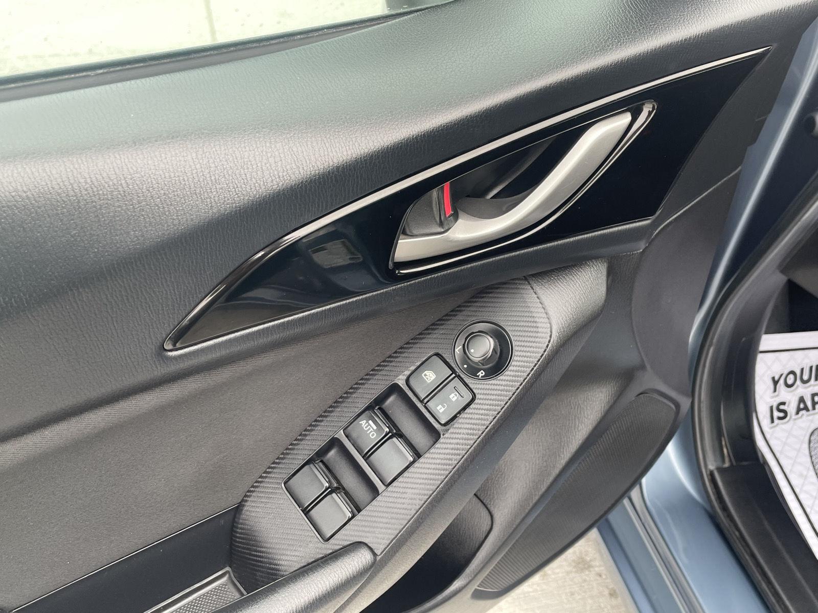 Vehicle photo 12