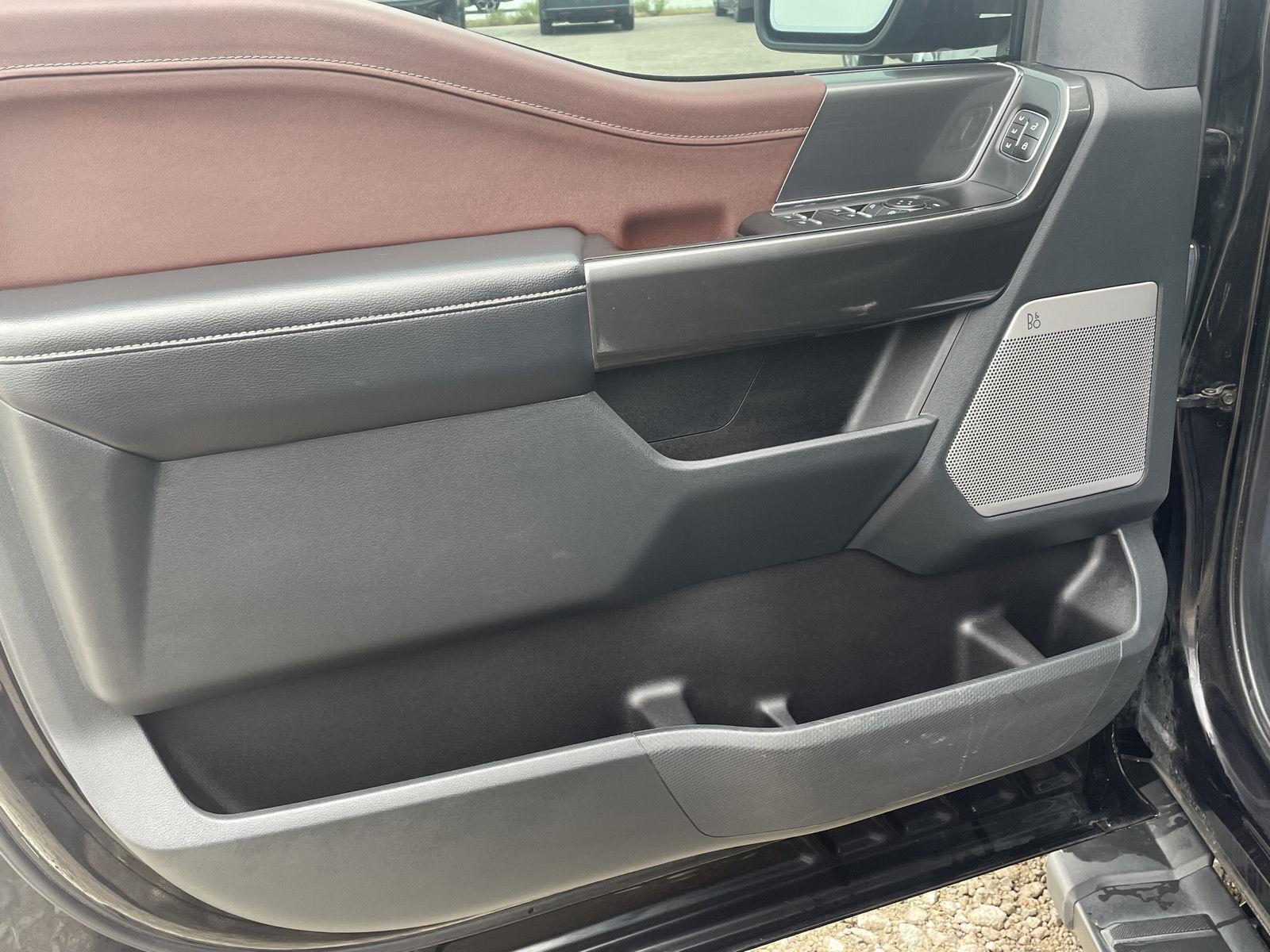 Vehicle photo 12