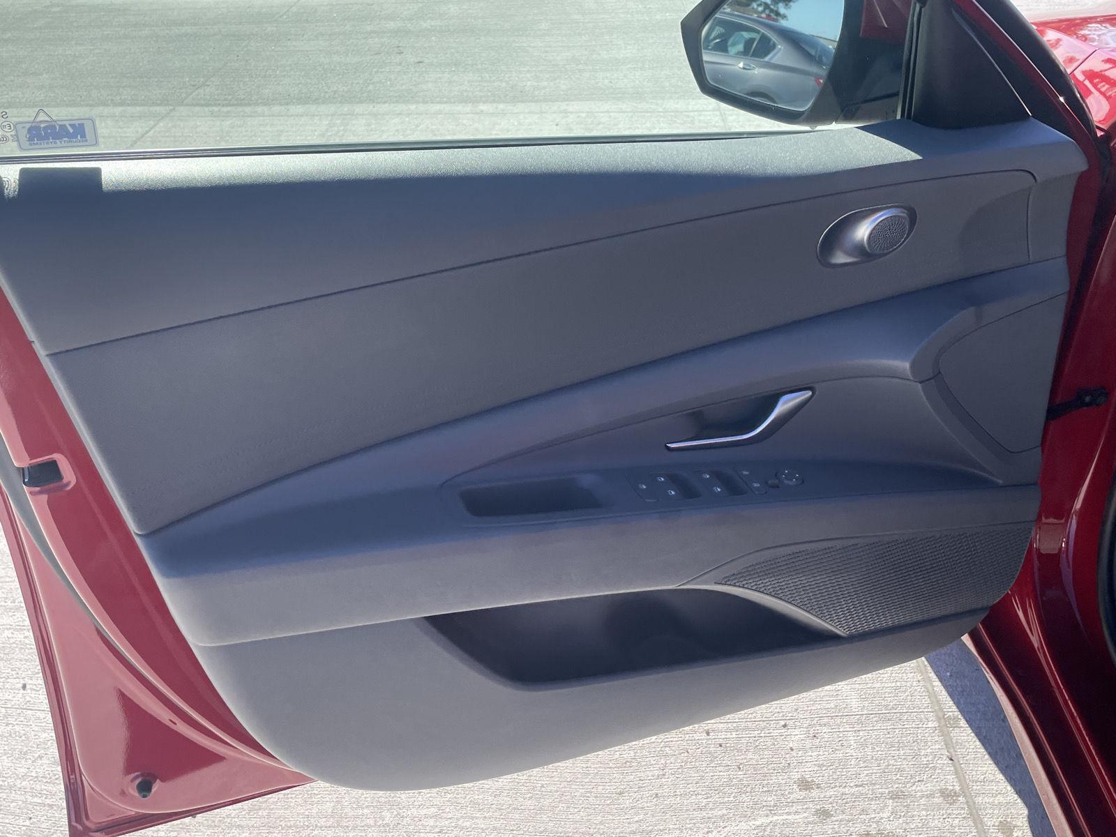 Vehicle photo 12