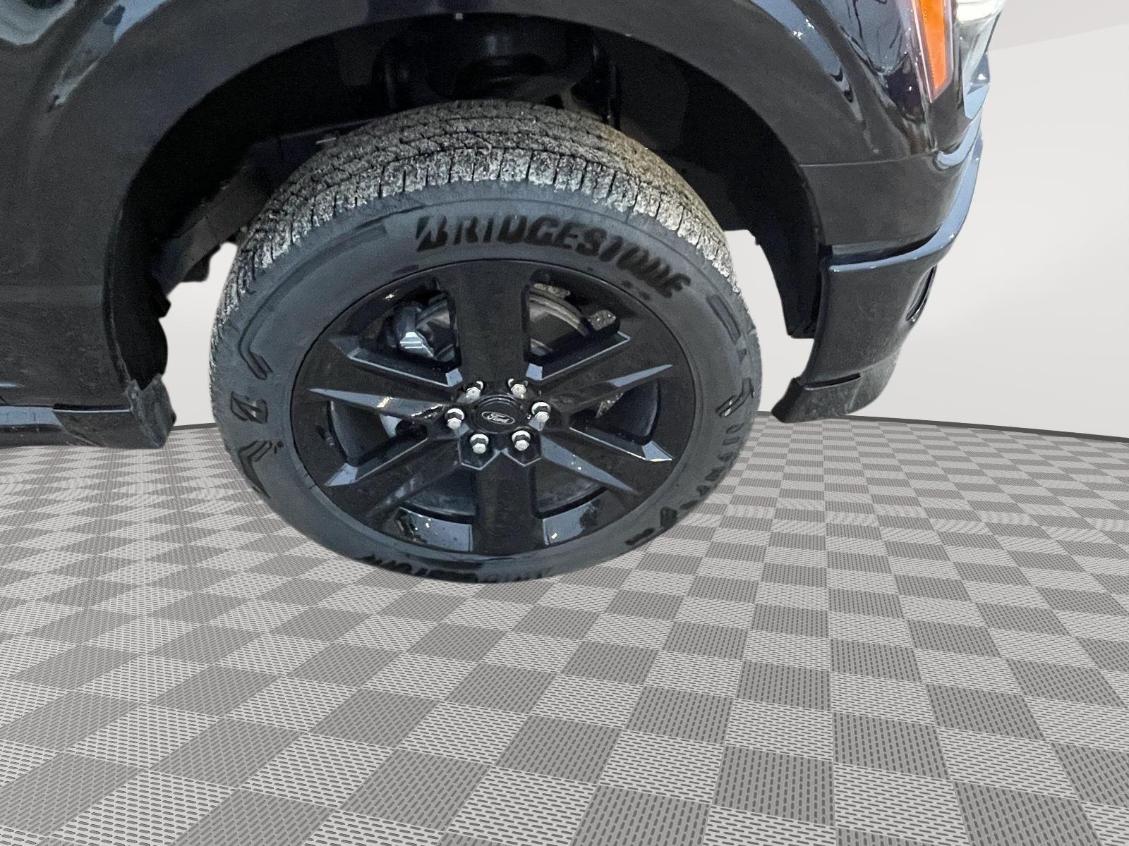 Vehicle photo 9