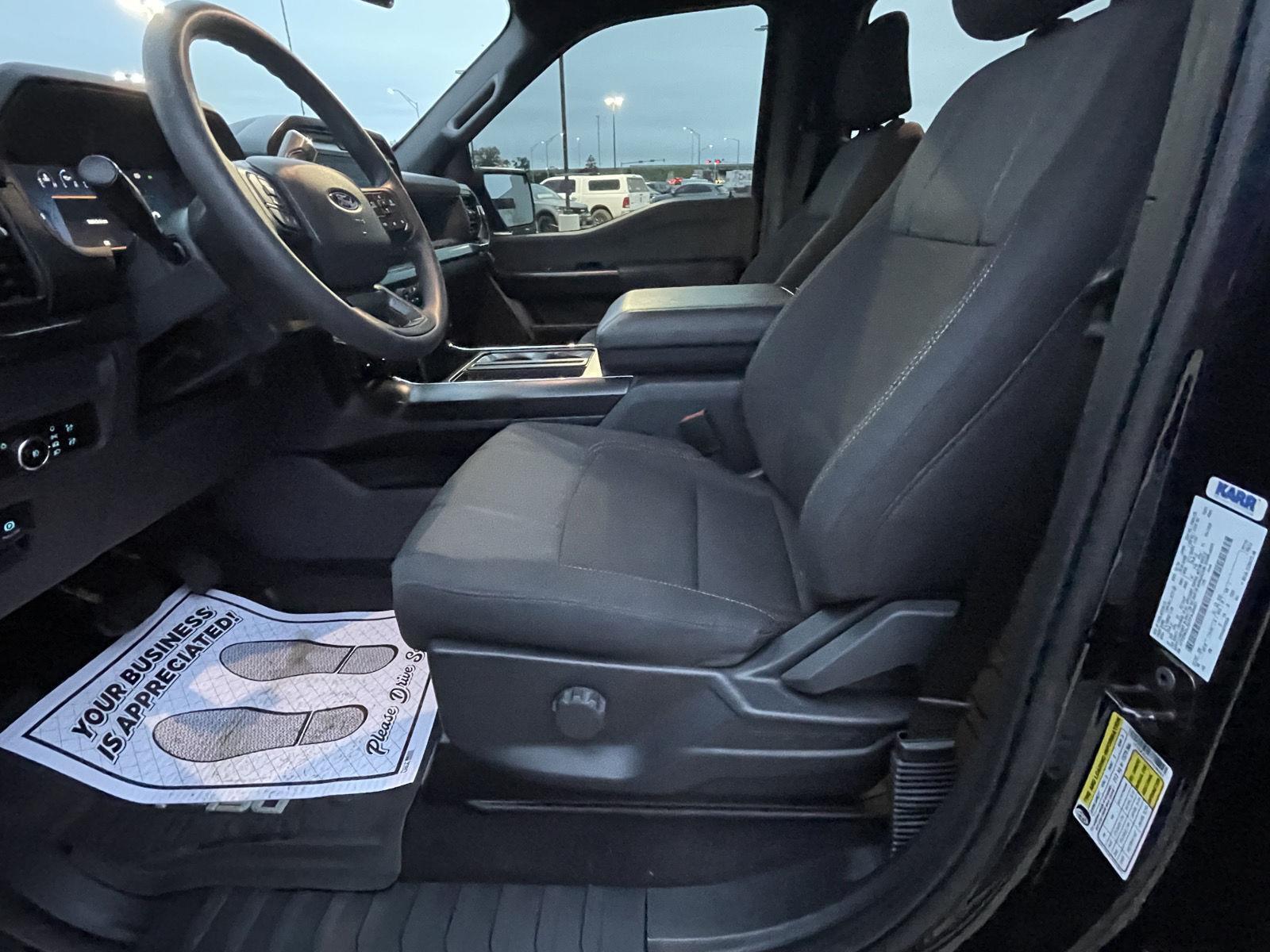 Vehicle photo 12