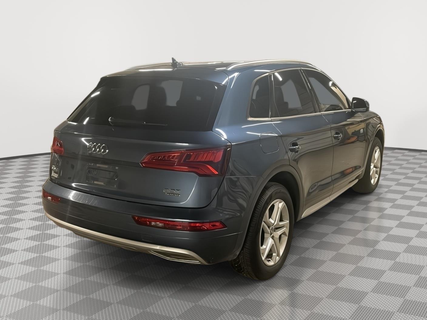Vehicle photo 6