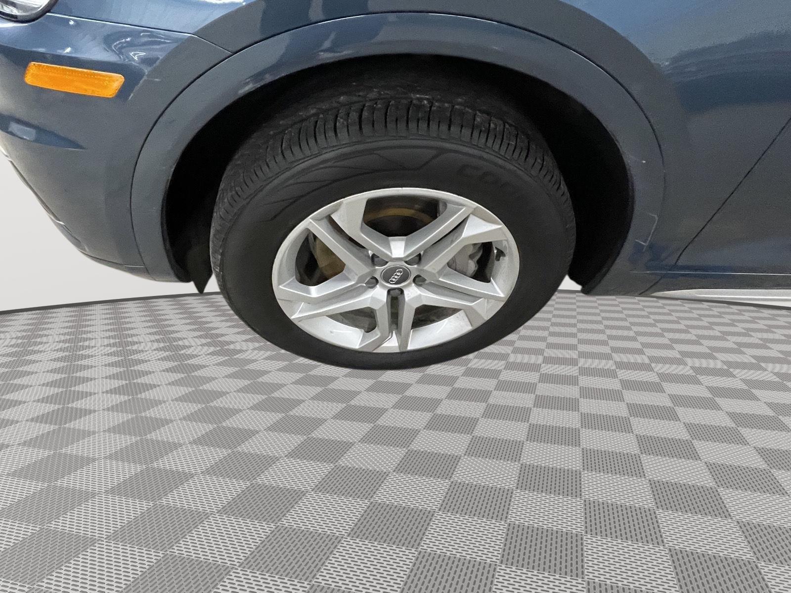 Vehicle photo 9