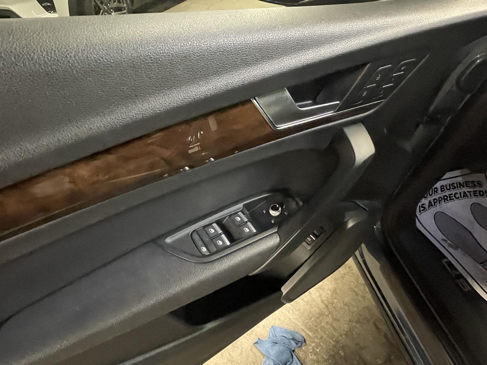 Vehicle photo 11