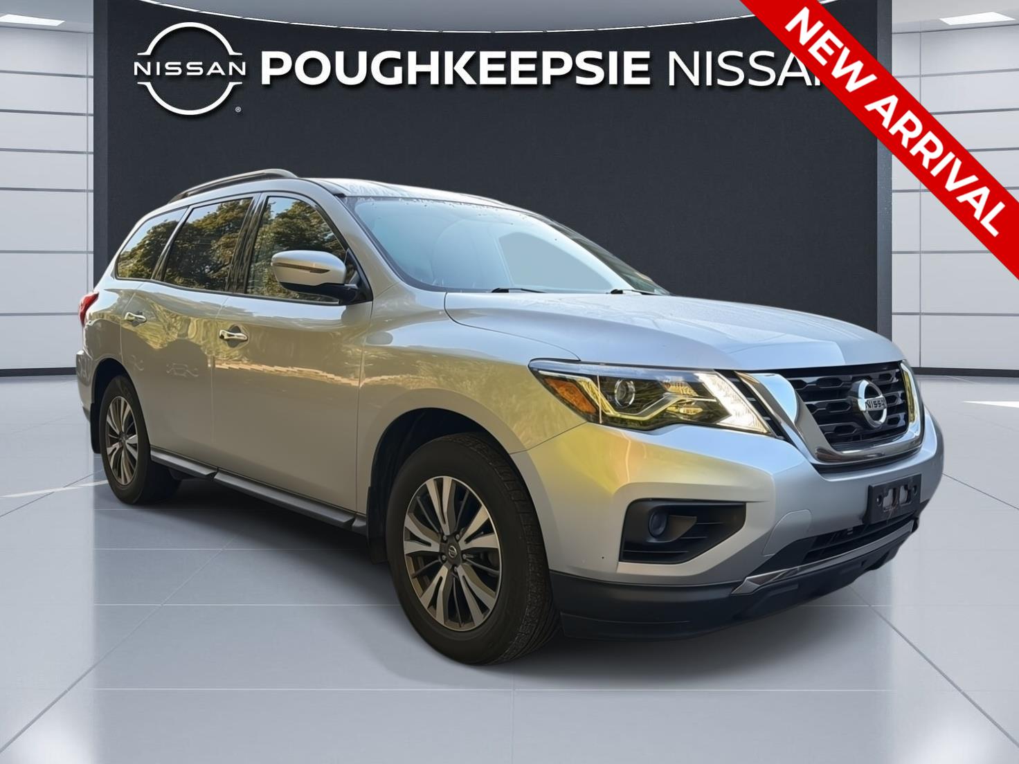 Brilliant Silver Metallic 2017 Nissan Pathfinder SUV / Crossover Four-Wheel Drive Continuously Variable Transmission