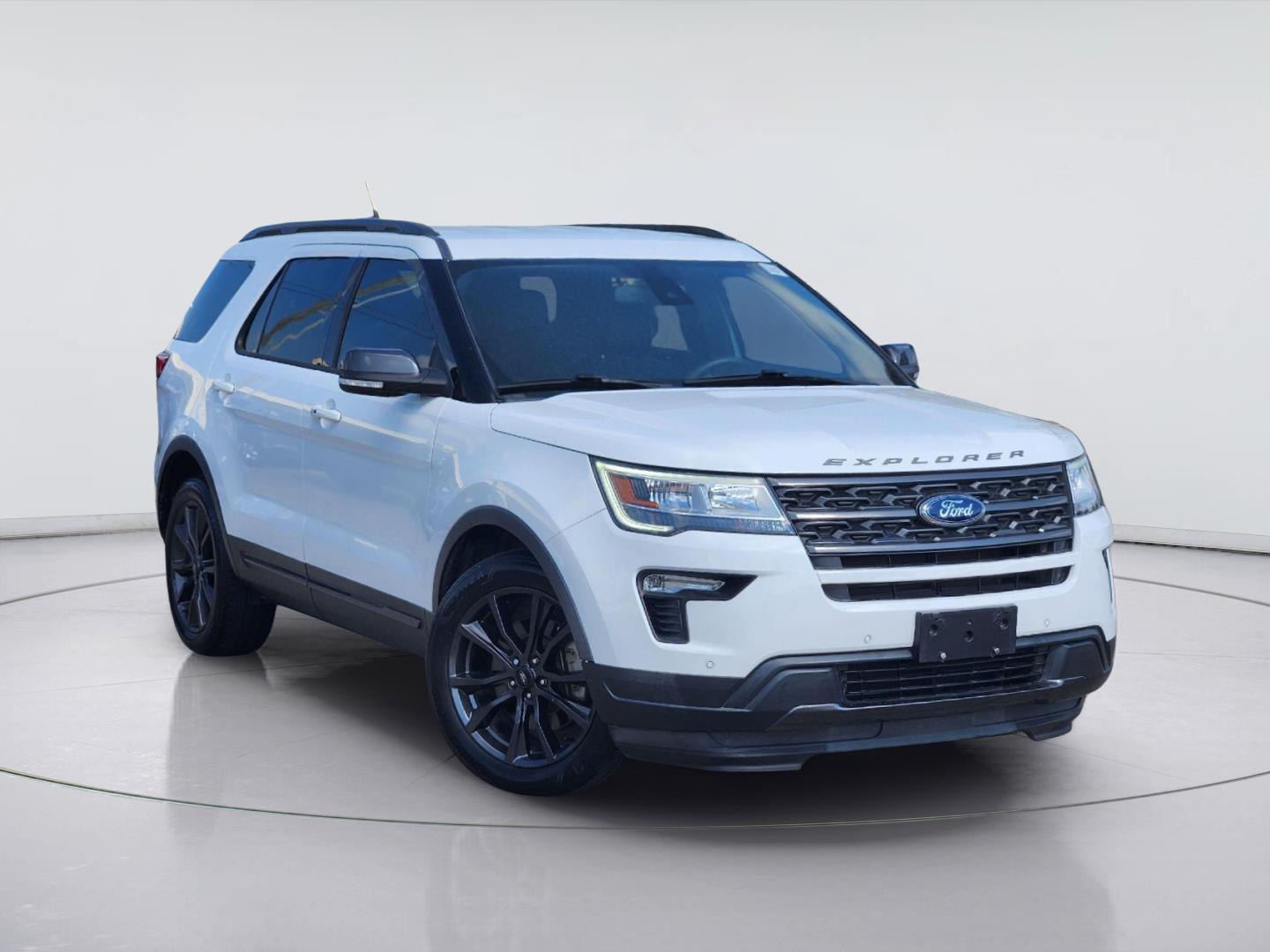 Oxford White 2018 Ford Explorer SUV / Crossover Front-Wheel Drive 6-Speed Automatic