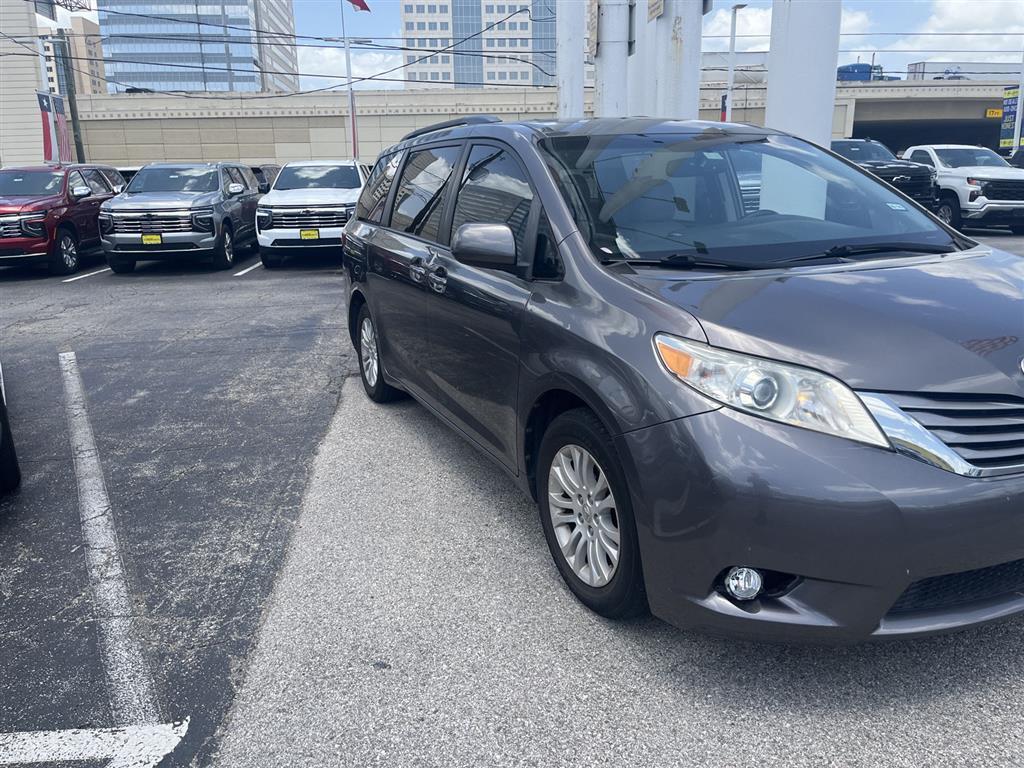 Predawn Gray Mica 2017 Toyota Sienna Minivan Front-Wheel Drive Automatic
