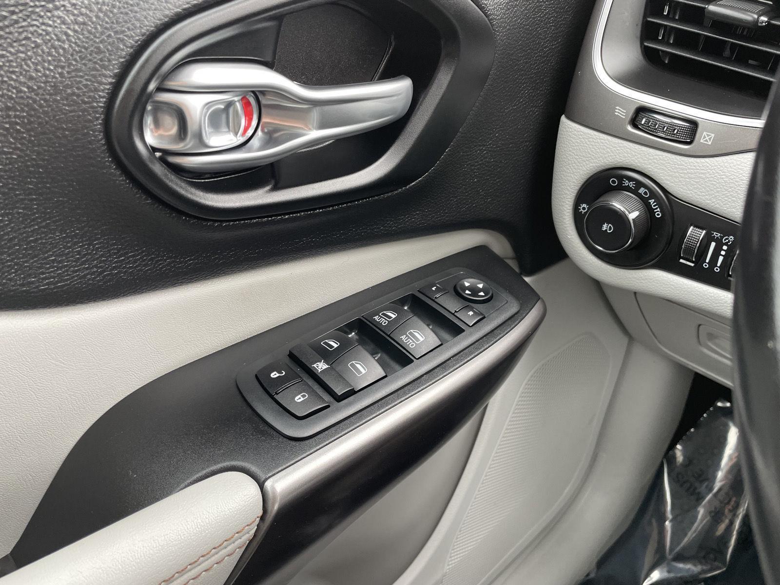 Used 2021 Jeep Cherokee Latitude Lux SUV for sale in Lincoln NE