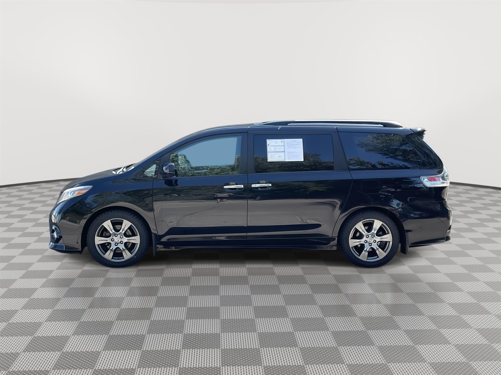 Used 2017 Toyota Sienna SE Minivans for sale in Lincoln NE