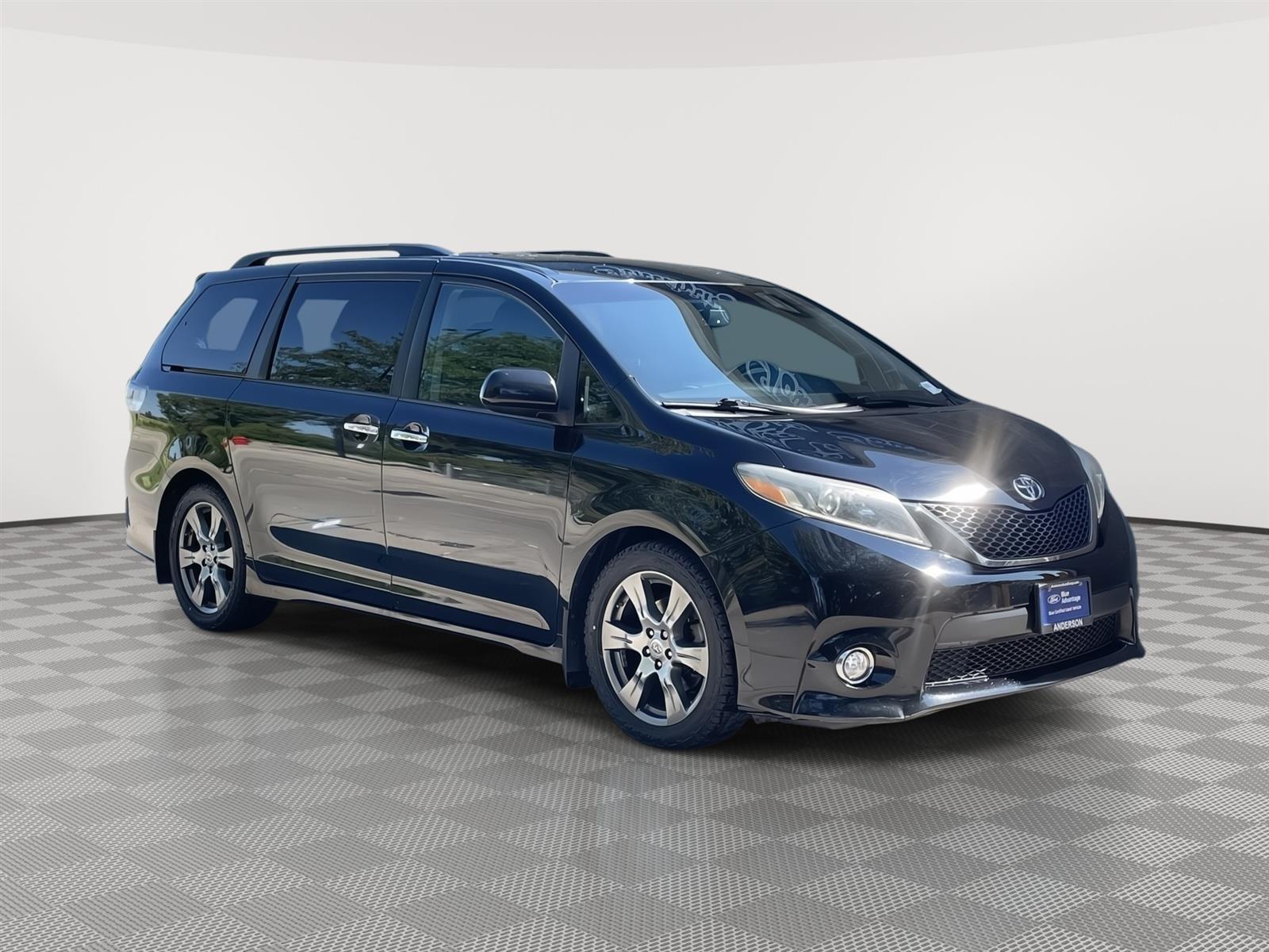 Used 2017 Toyota Sienna SE Minivans for sale in Lincoln NE