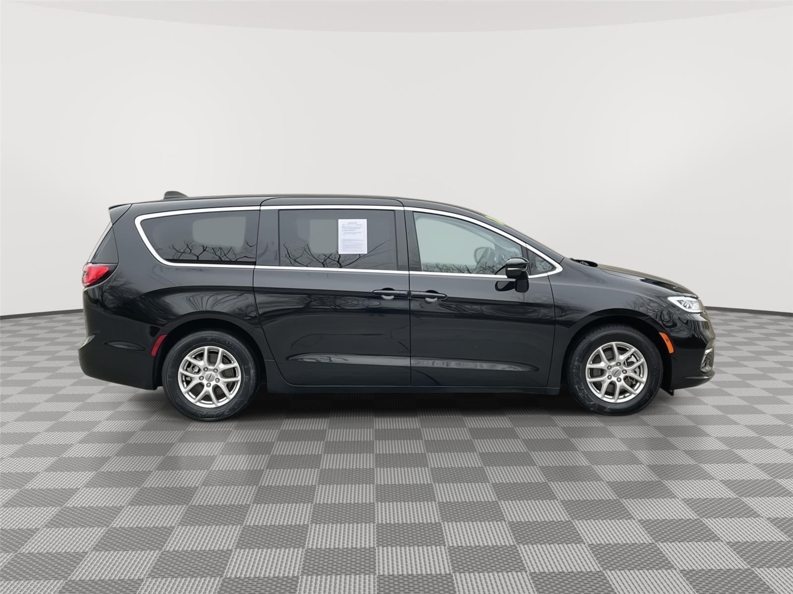 Pre-Owned 2024 Chrysler Pacifica for sale in Lincoln NE