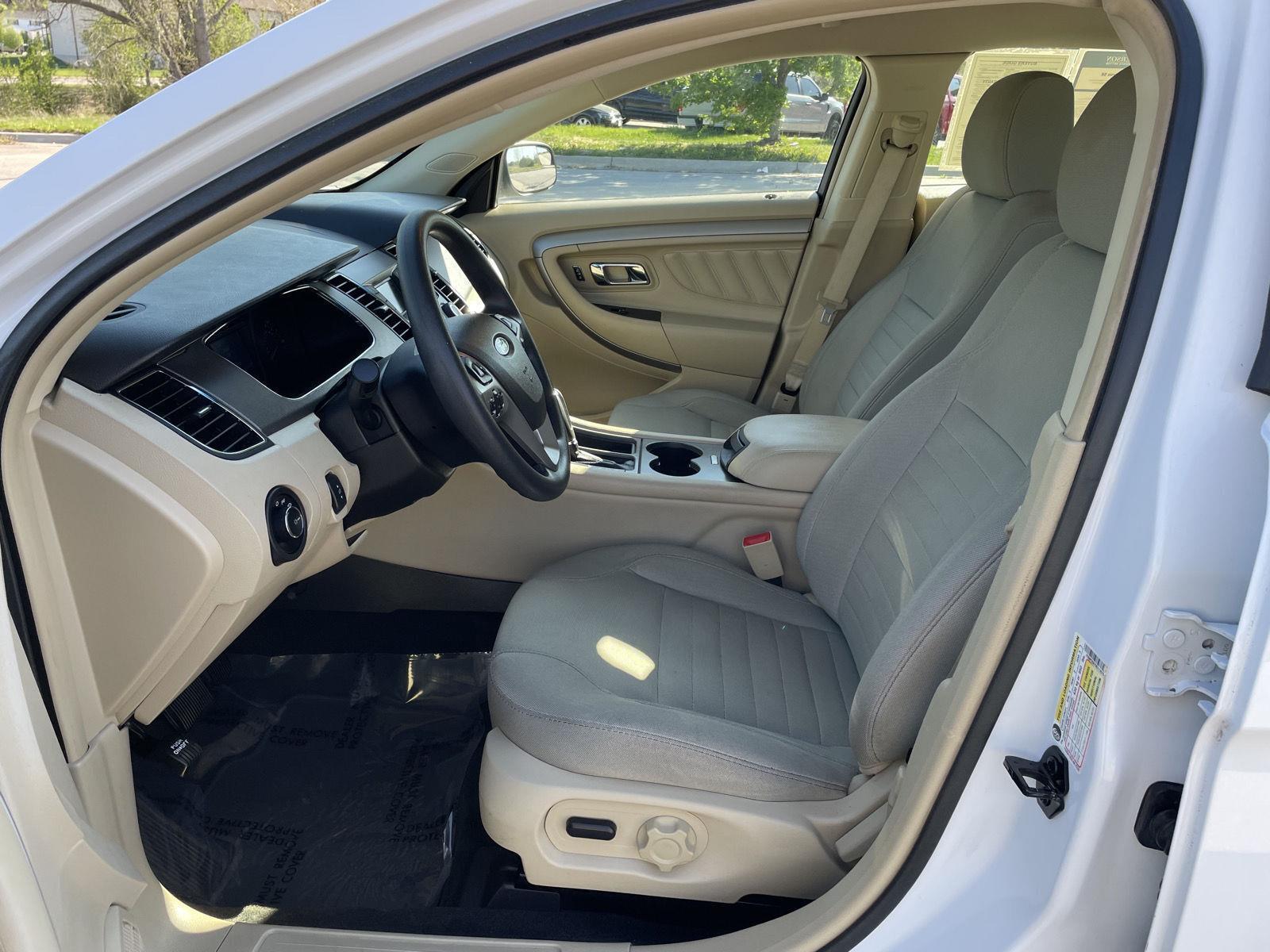 2017 Ford Taurus SE - Photo 17