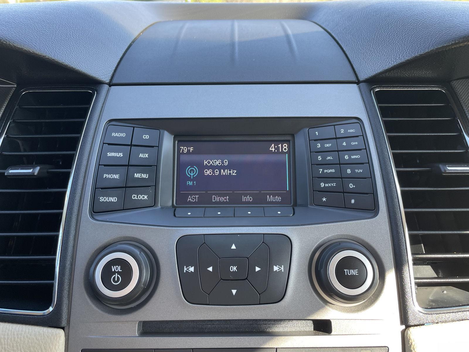 2017 Ford Taurus SE - Photo 24