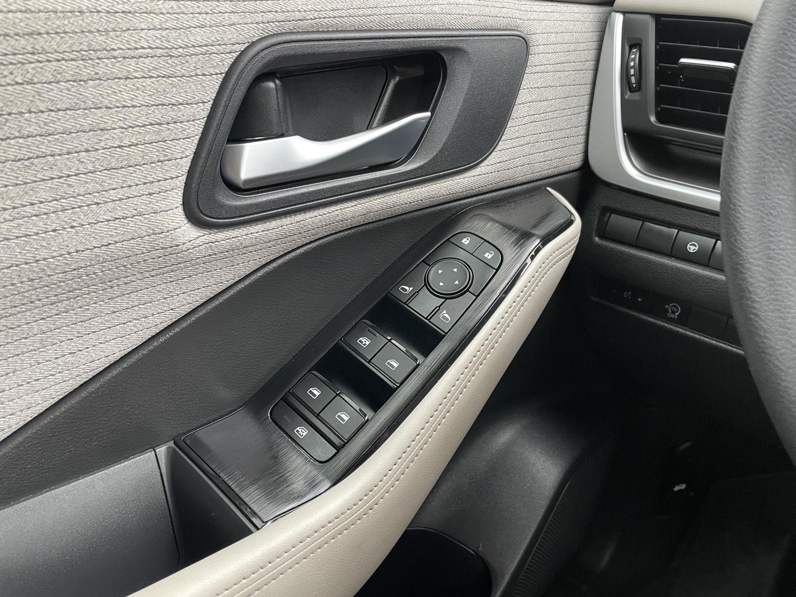Vehicle photo 28