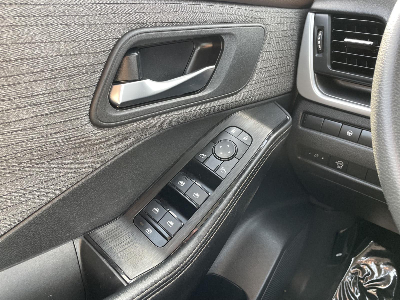 Vehicle photo 28