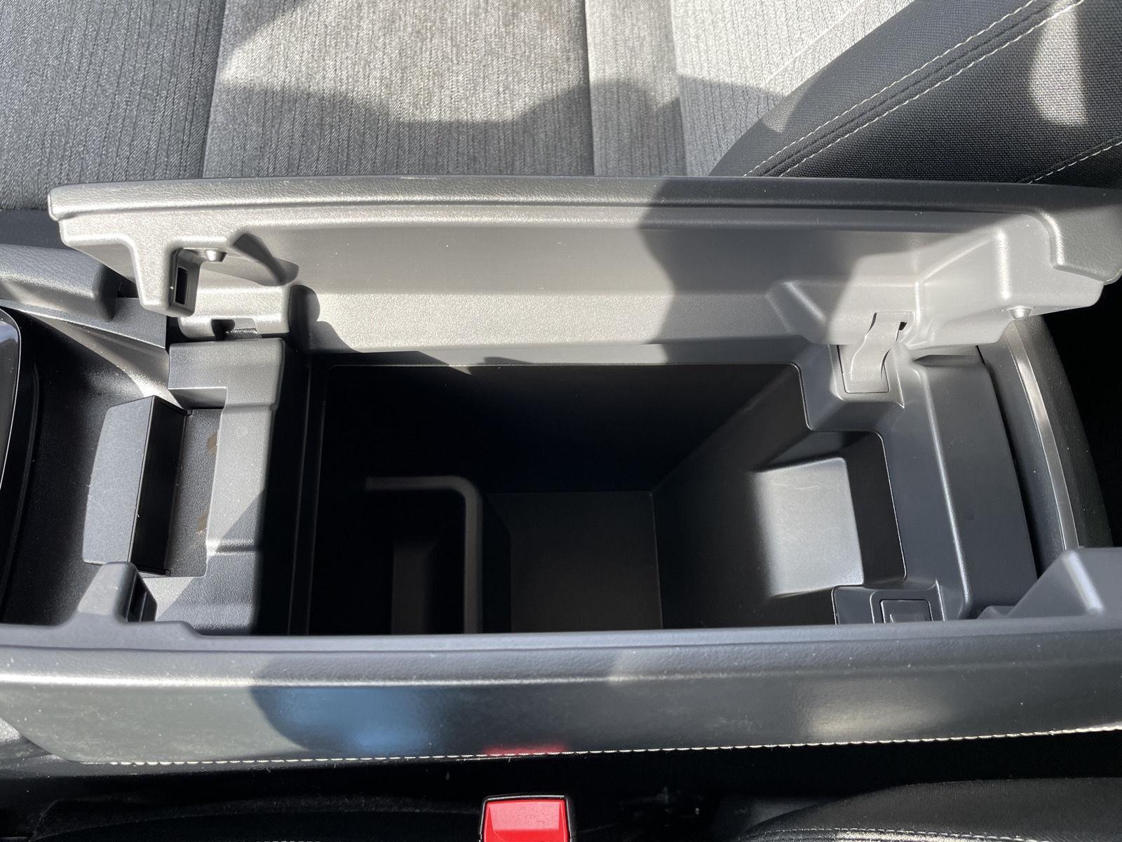 Vehicle photo 30