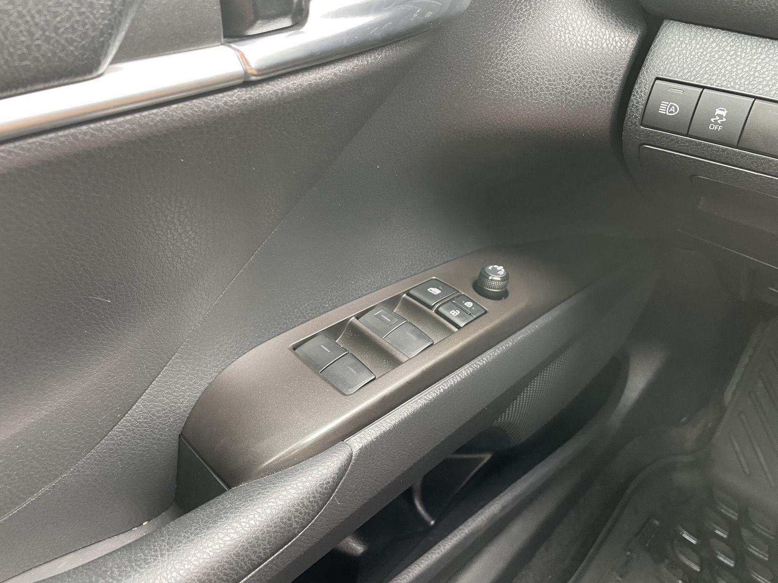 Vehicle photo 28