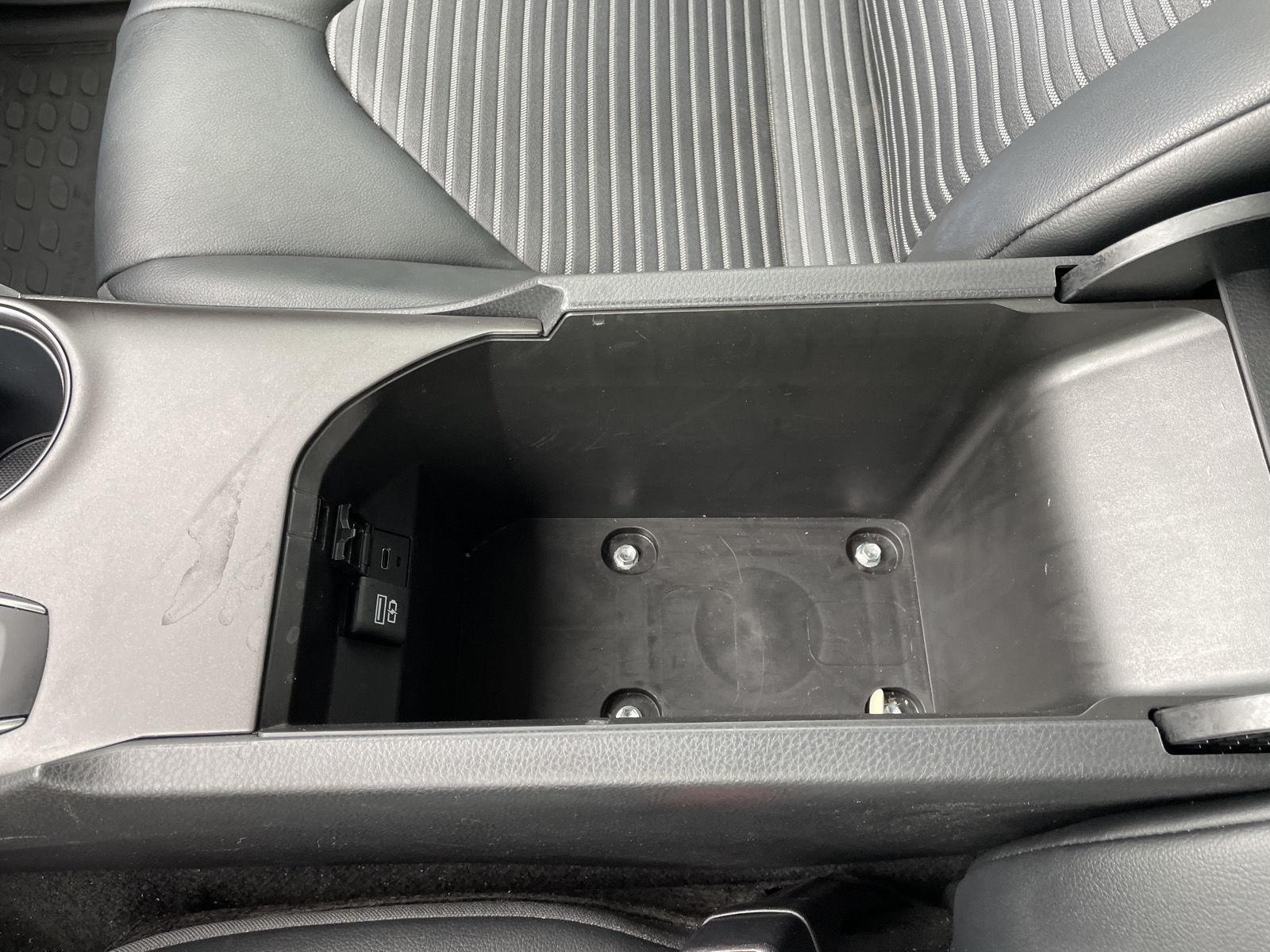 Vehicle photo 30