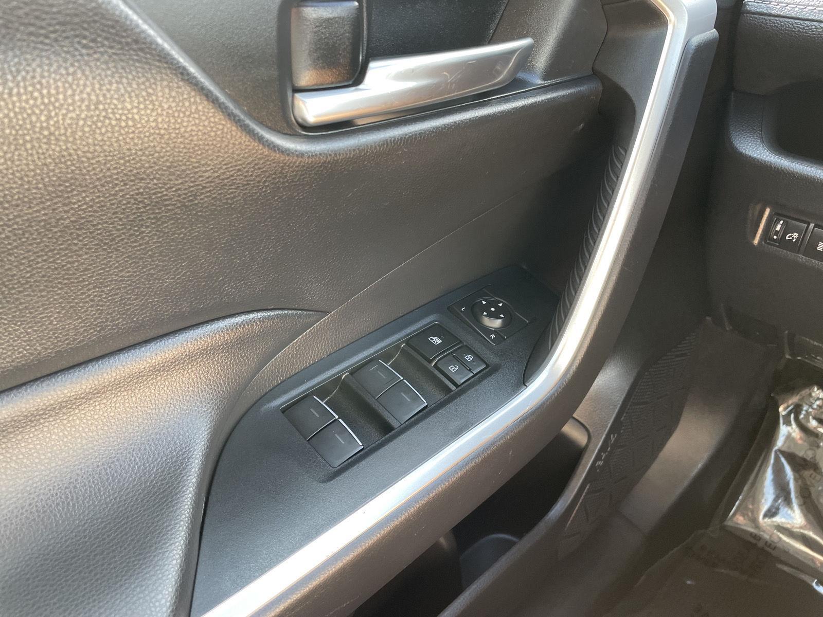 Vehicle photo 27
