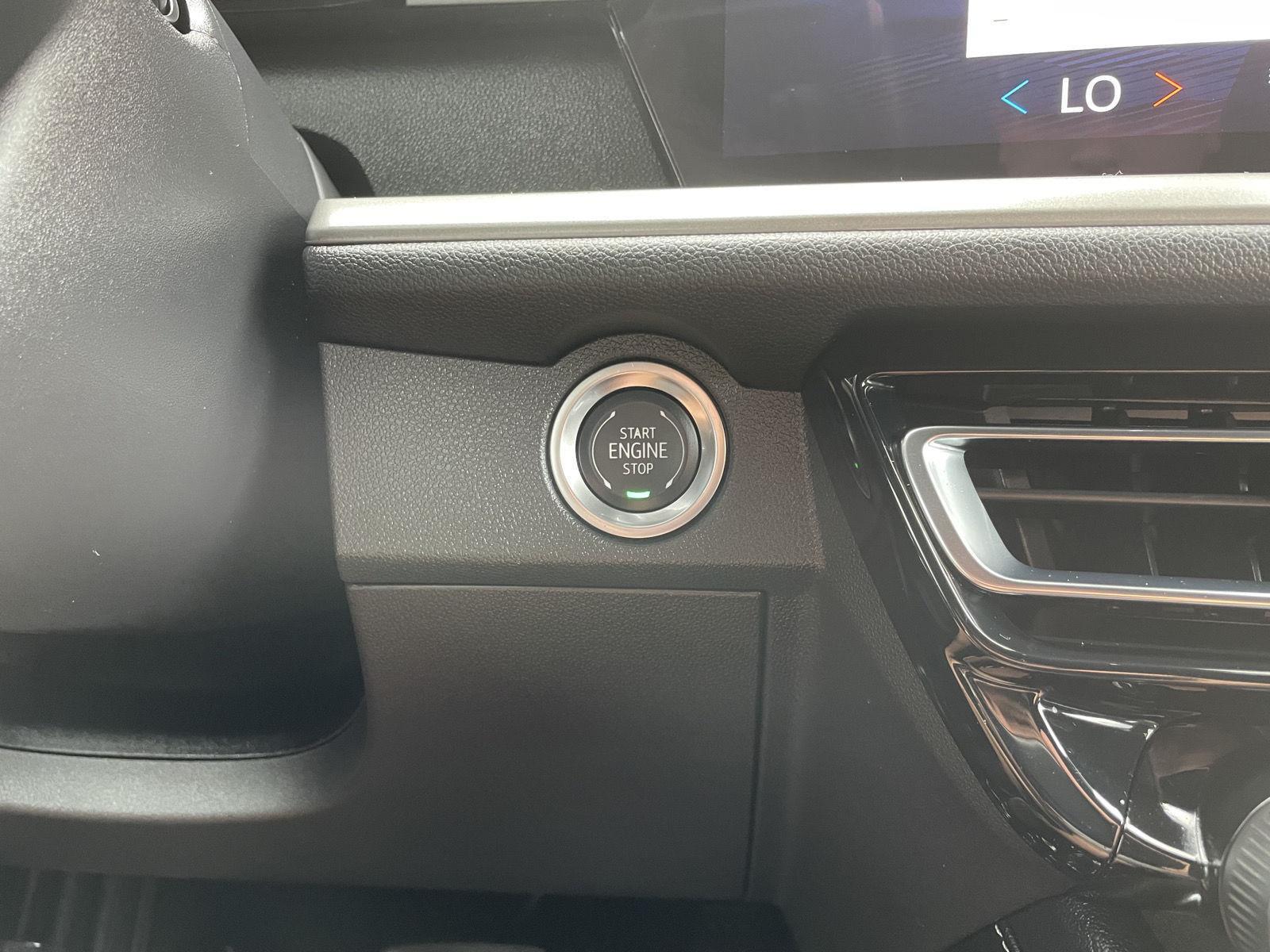 Vehicle photo 25