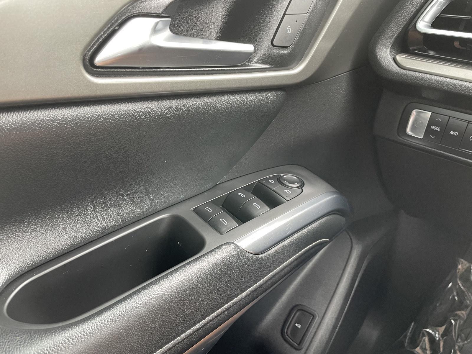 Vehicle photo 29