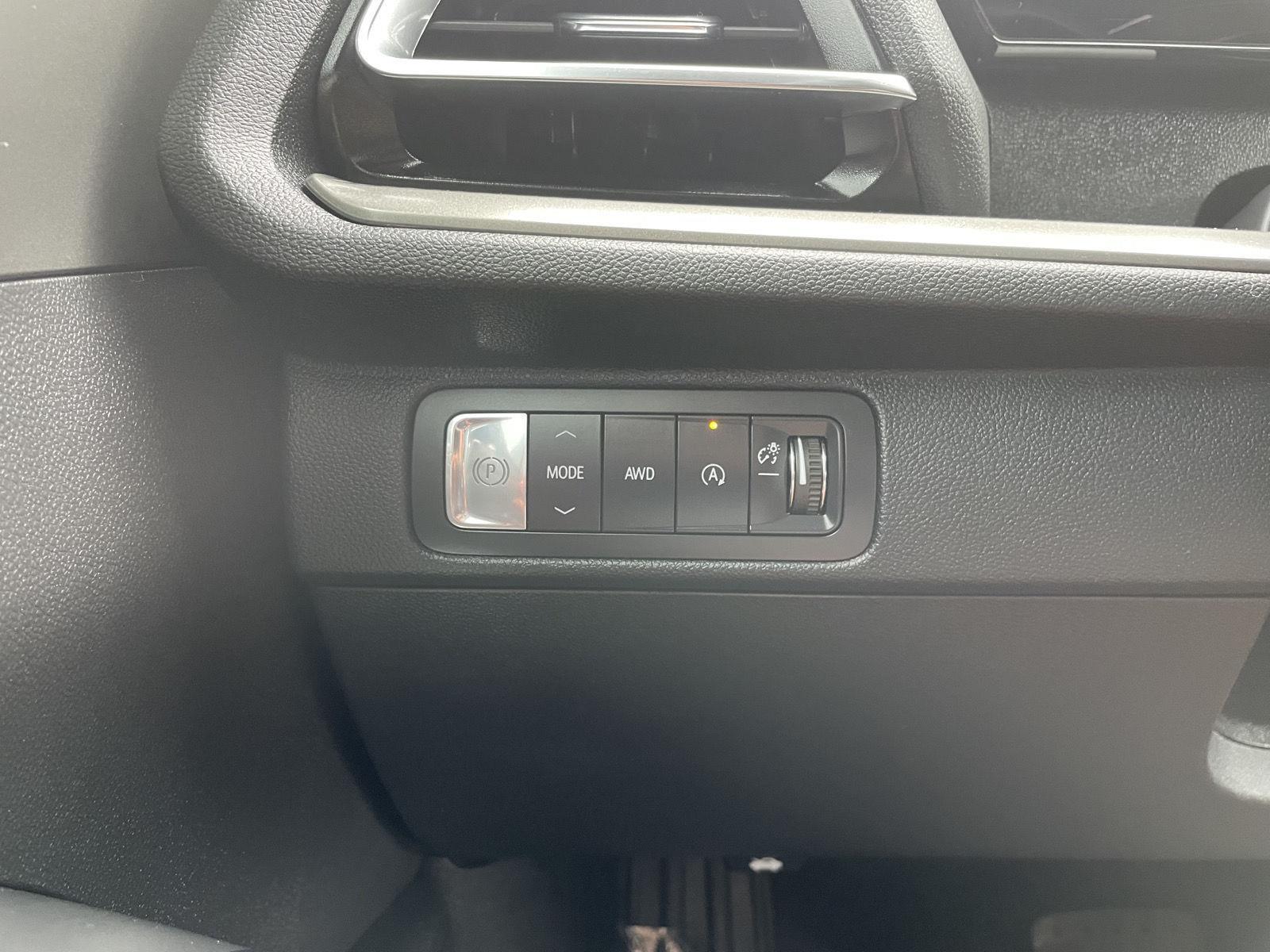 Vehicle photo 30