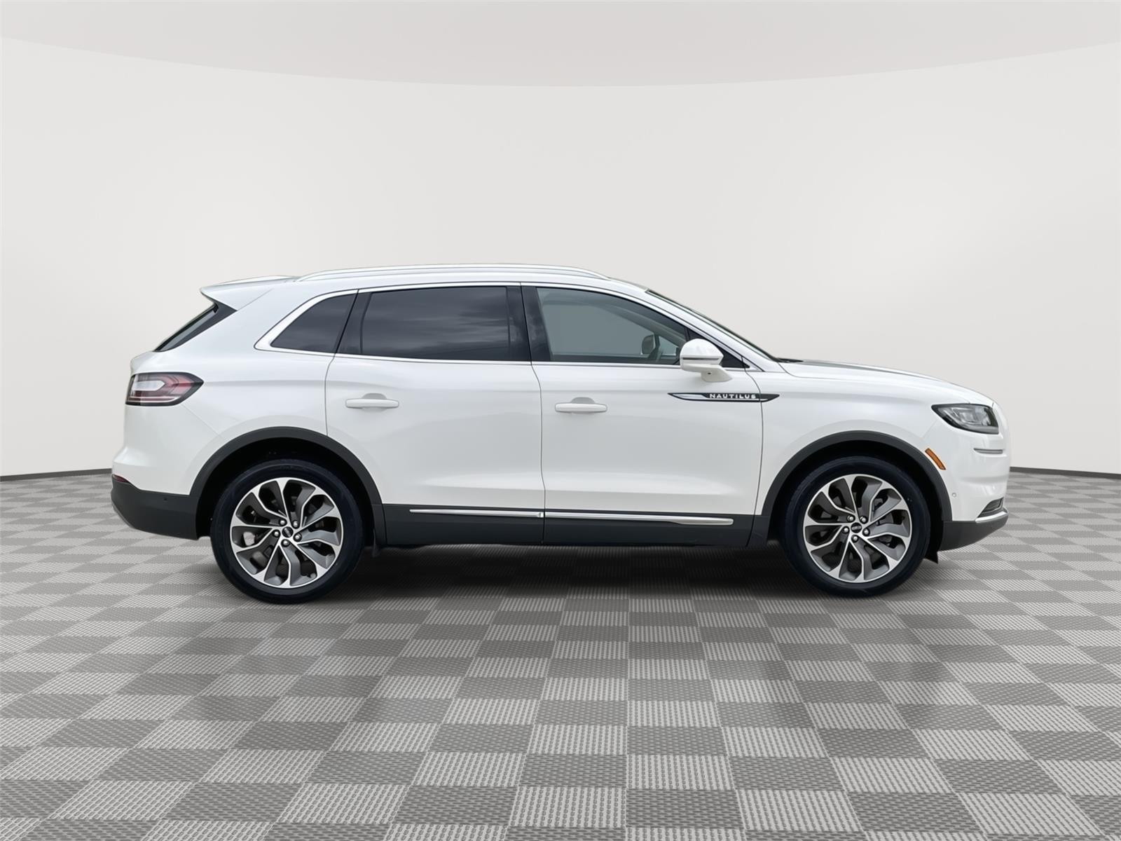 Vehicle photo 6