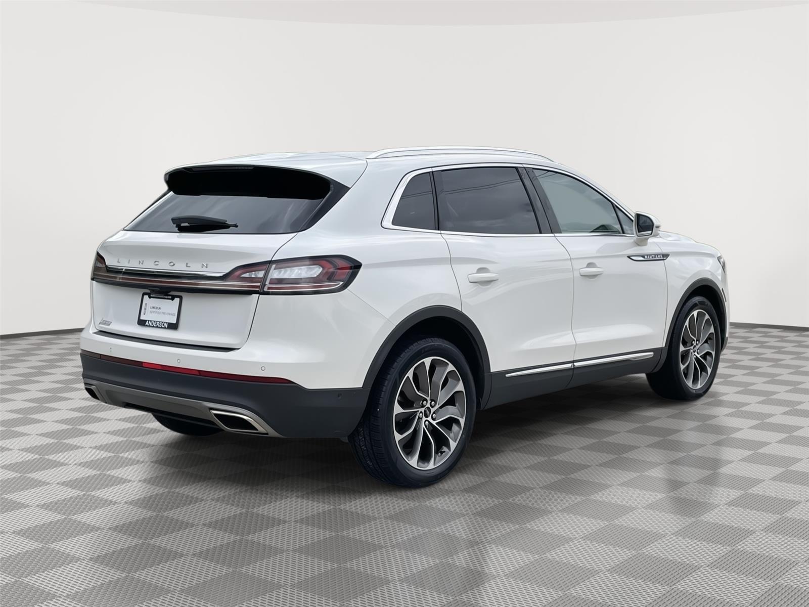 Vehicle photo 7