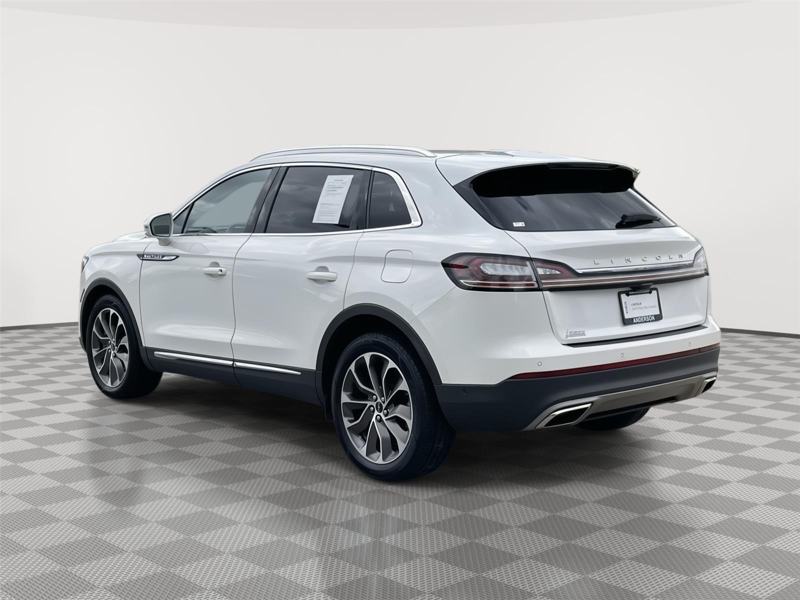 Vehicle photo 9
