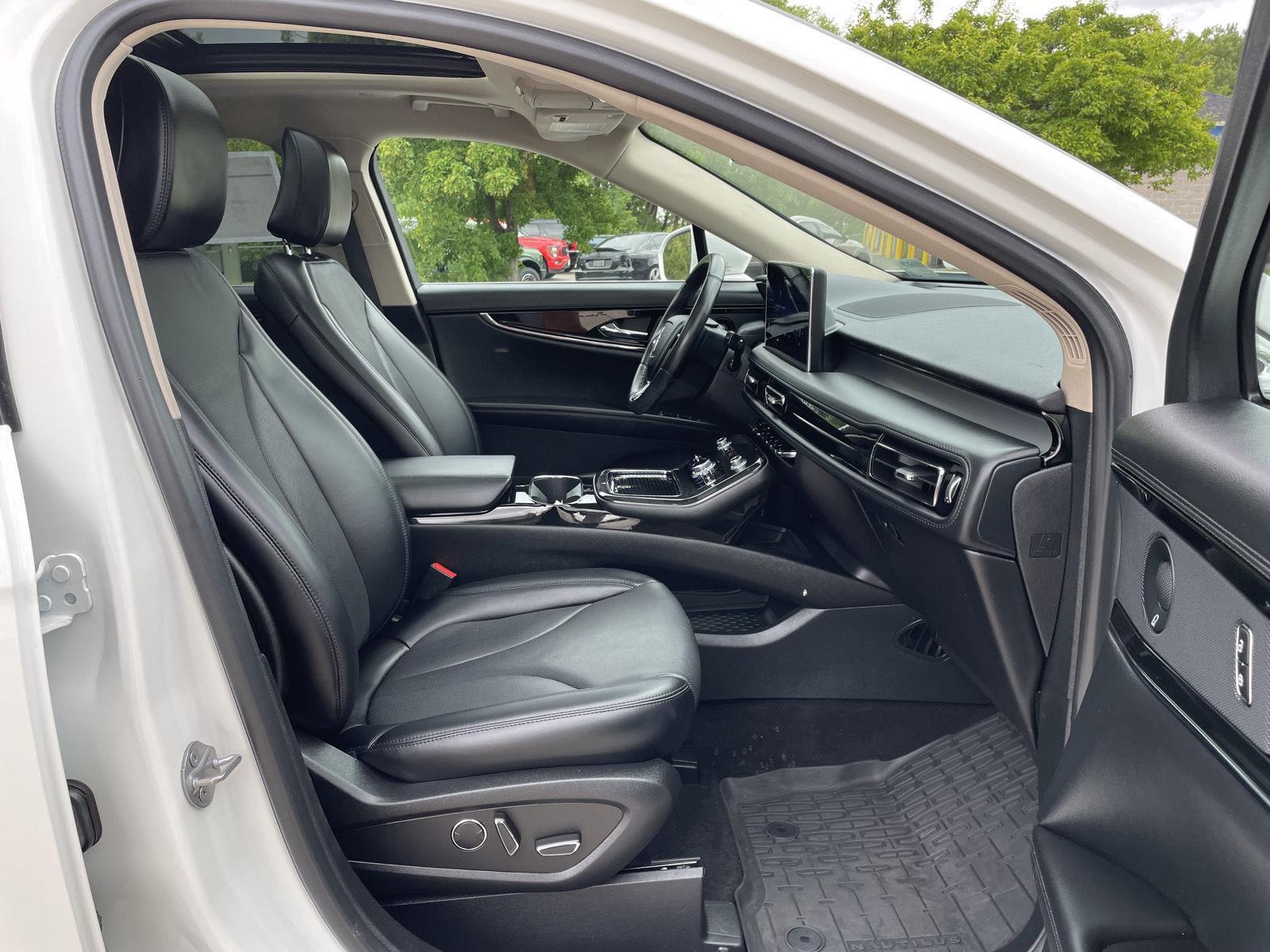 Vehicle photo 19