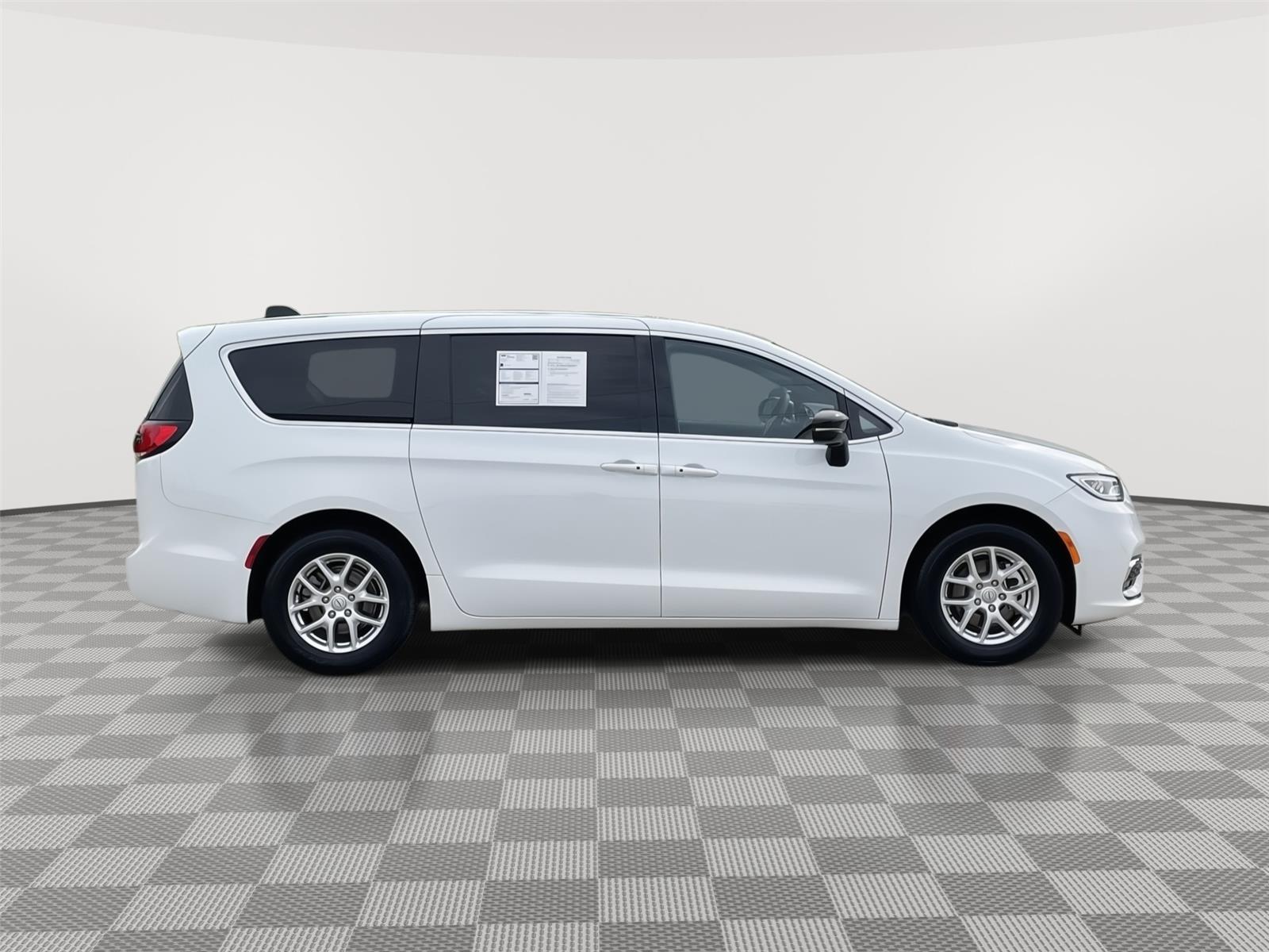 Vehicle photo 6
