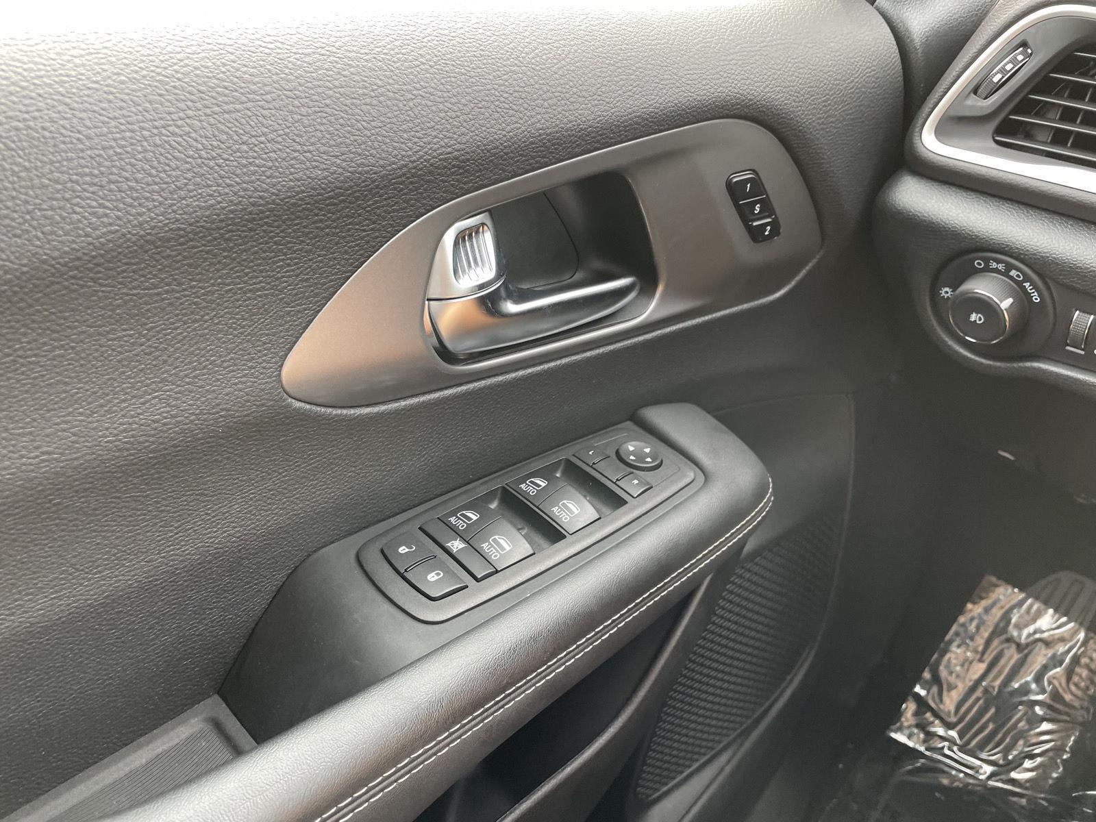 Vehicle photo 29