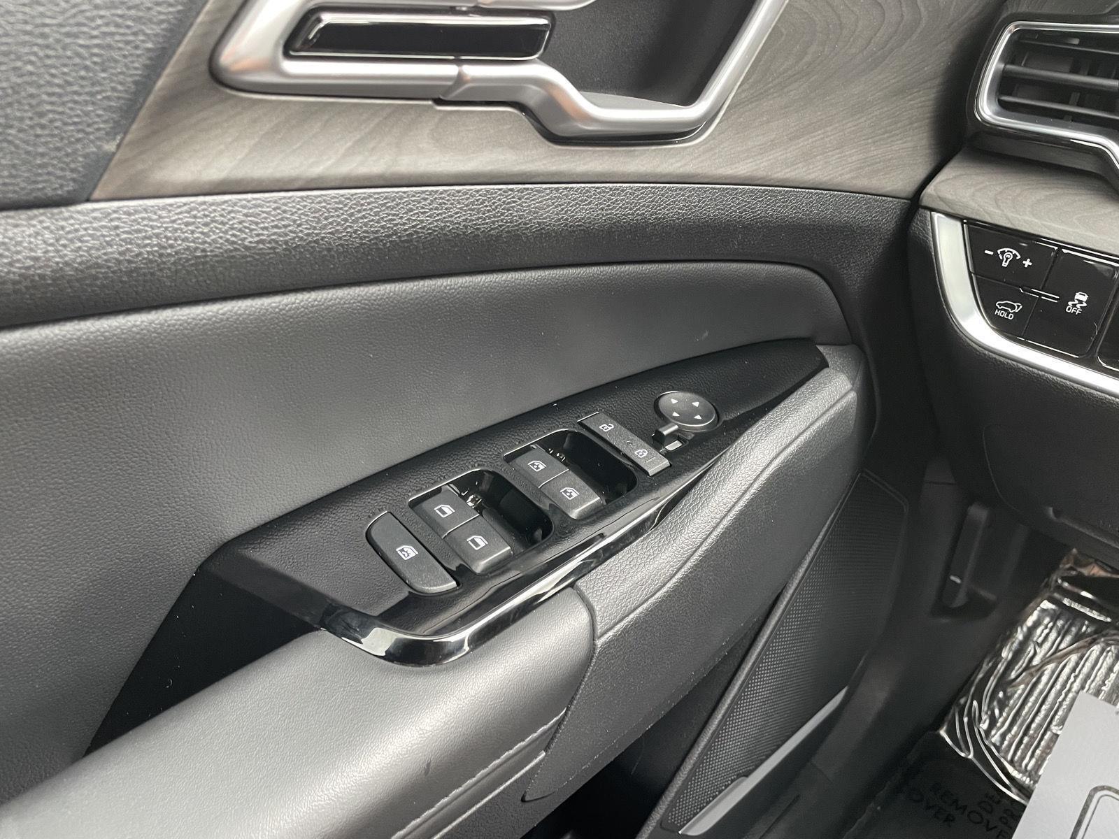 Vehicle photo 30